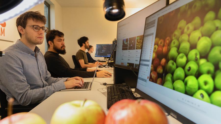 Robovision ingenieurs werken op AI technologie om fruit te herkennen