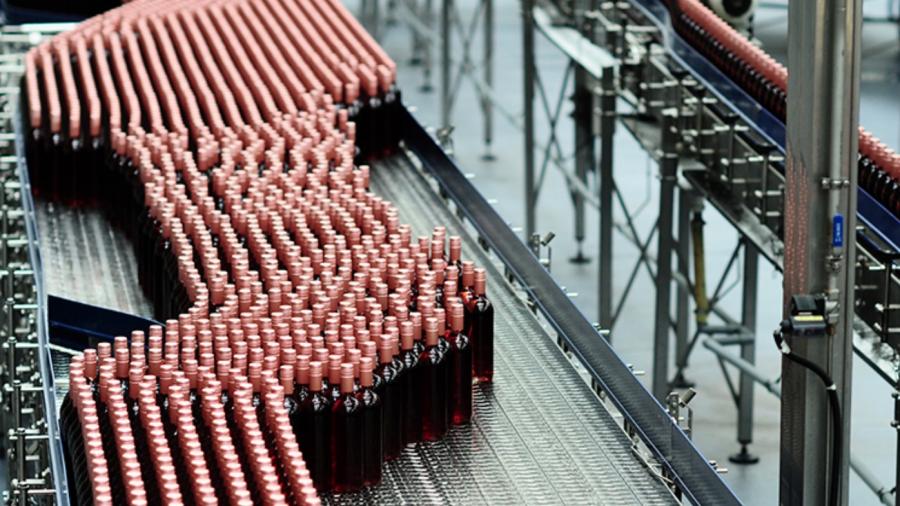 Flessen rode wijn van Accolade Wines op de productieband