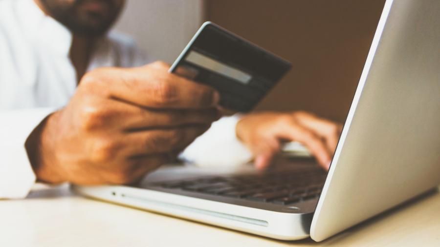 Man betaalt online aankopen met zijn credit card