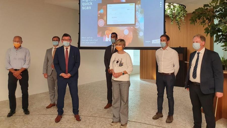 Hilde Crevits (Vlaams minister), Mark Andries (VLAIO) en Hans Maertens (Voka) stellen de digitale quickscan voor met mondmasker.jpeg (