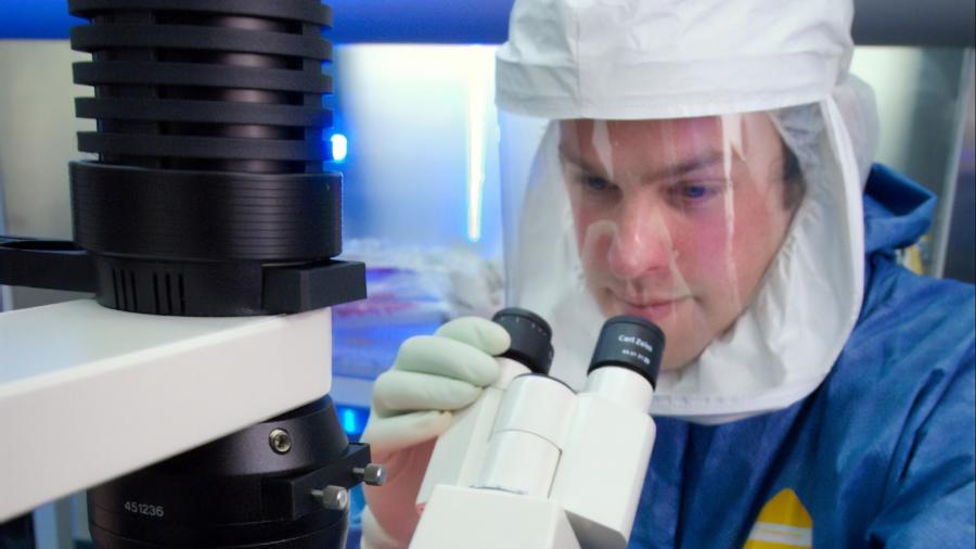 Corona onderzoeker in beschermkledij in een medisch lab