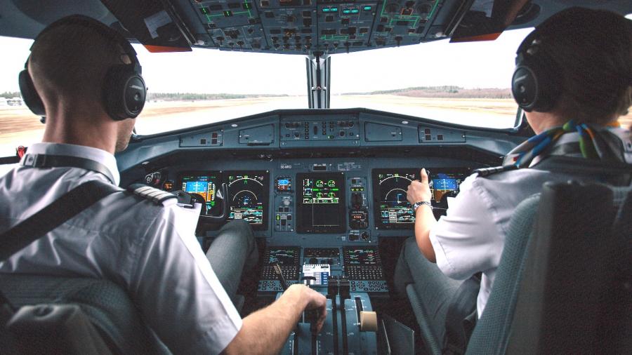 Twee piloten in de cockpit voor het opstijgen