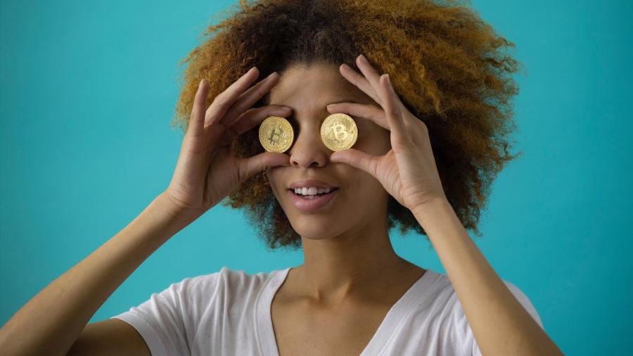 Deze vrouw houdt twee bitcoins voor haar ogen
