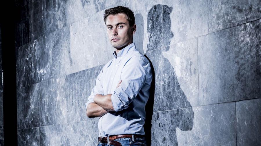Nicolas Deruytter, CEO ML6, poseert voor een granieten muur