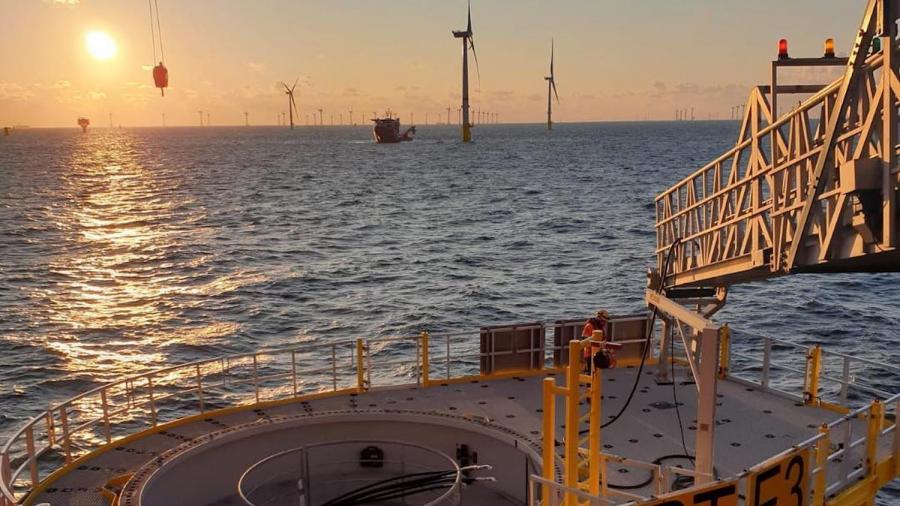 Het opbouwen van een windmolen op de Noordzee