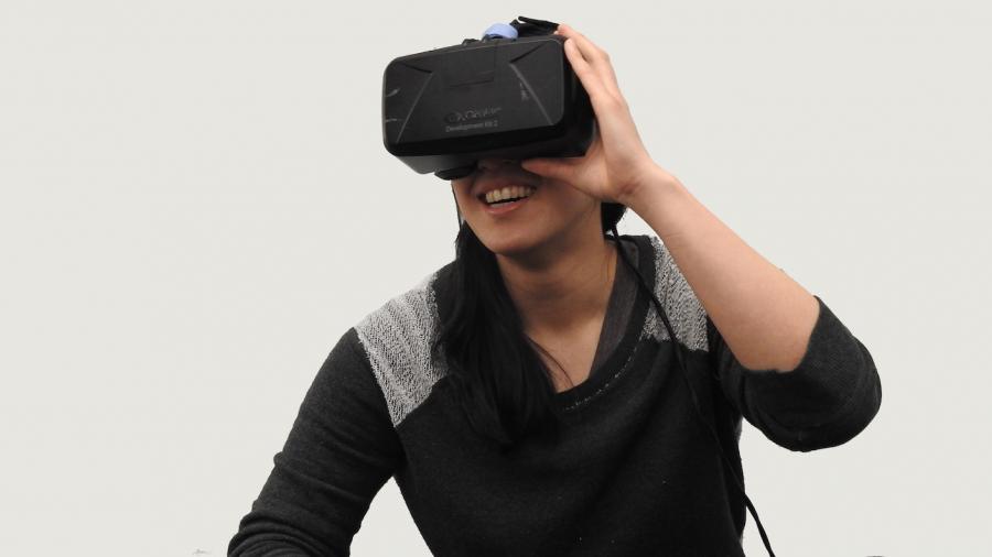 Vrouw experimenteert met een VR-bril op het hoofd