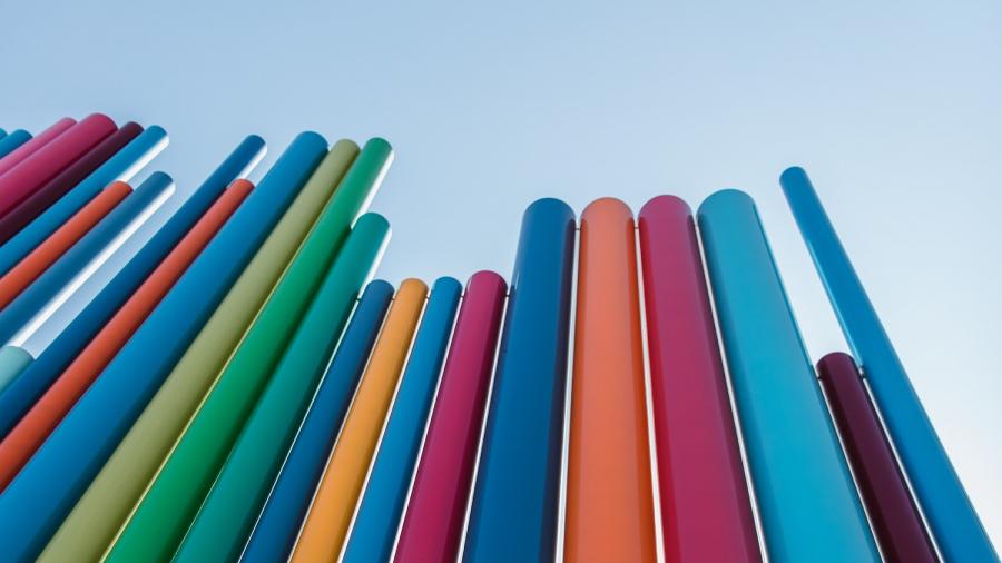 Plastic pijpen in alle mogelijke kleuren rijken naar de blauwe lucht