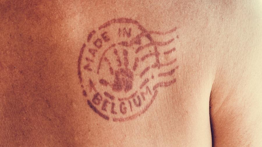 Jongen met een tattoo 'Made in Belgium' op de rug