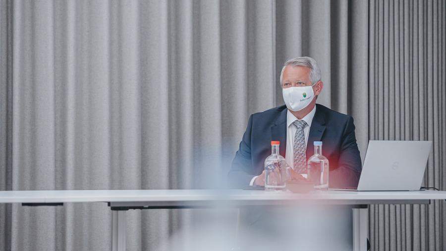Miguel De Bruycker met mondmasker tijdens bedrijfsbezoek aan Ranson