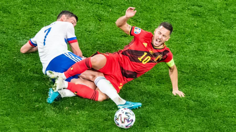 Eden Hazard wordt getackeld door een Rus tijdens België-Rusland op het EK2020