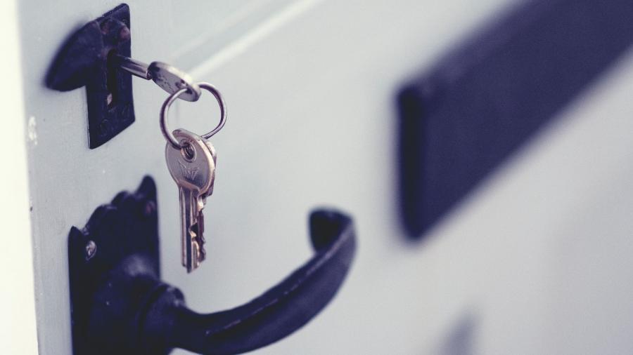 Sleutel in het sleutelgat van een deur