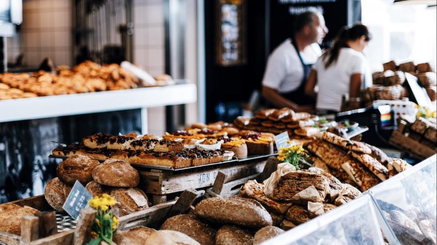 Brood en gebak hebben prijskaartjes in een bakkerij