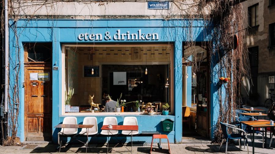 Leuk restaurantje met blauwe geven in de Wolstraat