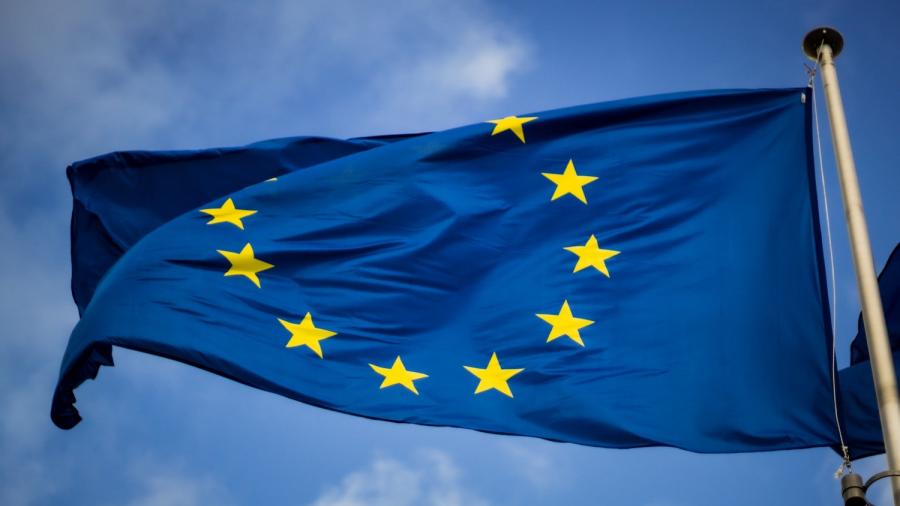 Europese vlag wappert bij een blauwe lucht