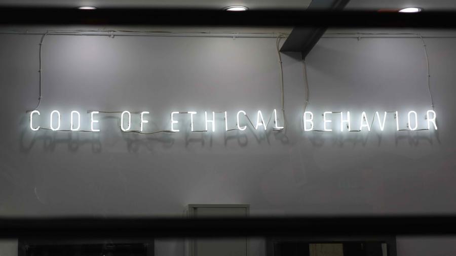 Code of ethical behavior in neon licht