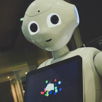 Robot met artificiële intelligentie en tablet op de buik