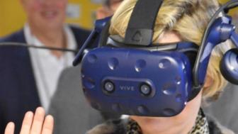 Minister van Innovatie Hilde Crevits test een VR-bril uit