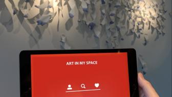 Intro scherm van de app 'Art in my space' met installatie van Piet Stockmans