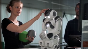 Onderzoekster werkt met een robot in het AI Experience Centre van de VUB