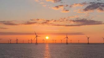 Windmolens in de Noordzee bij ondergaande zon