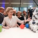 Voorzitter van de Europese Commissie Ursula von der Leyen speelt met een robot bij haar bezoek aan het AI Experience Centre van de VUB